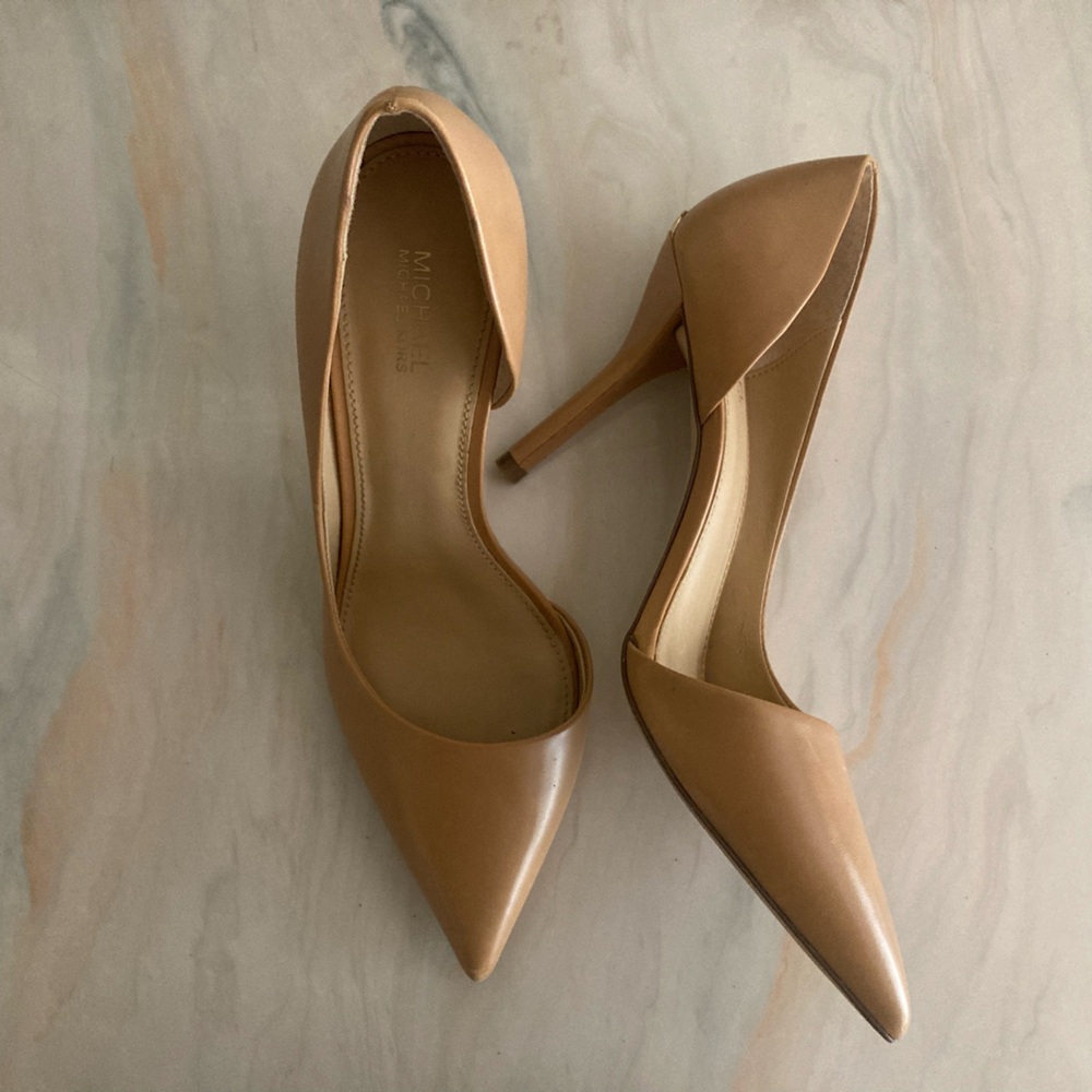 Micheal Kors Nude Pumps